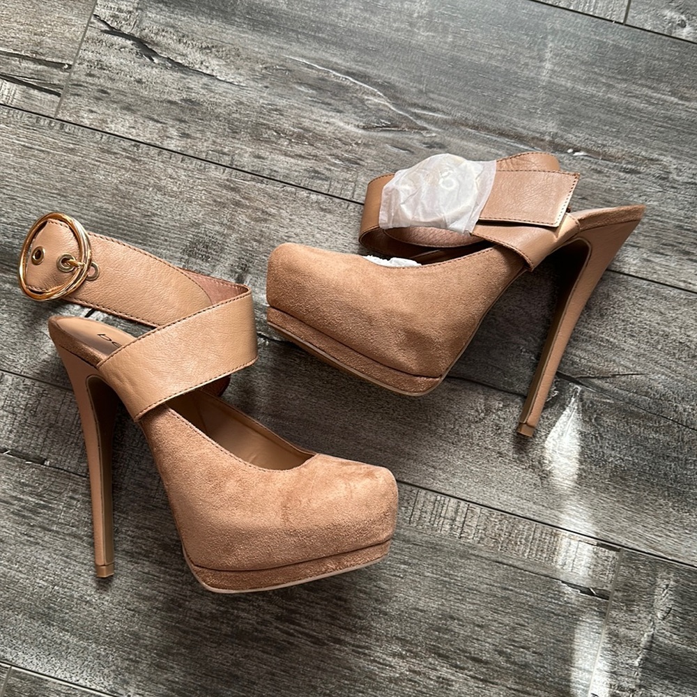 Bebe New size 7.5 heels
